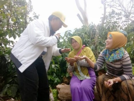 Usai Jalan Sehat di Fajarbulan, Arinal – Nunik Temui Petani Kopi