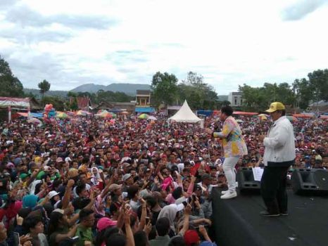 Arinal – Nunik Bagikan Perabotan Rumah Tangga kepada Warga Fajarbulan