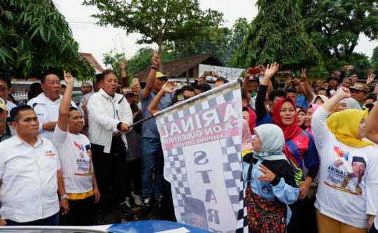 Arinal dan Nunik Lepas Ribuan Peserta Jalan Sehat di Kotabumi