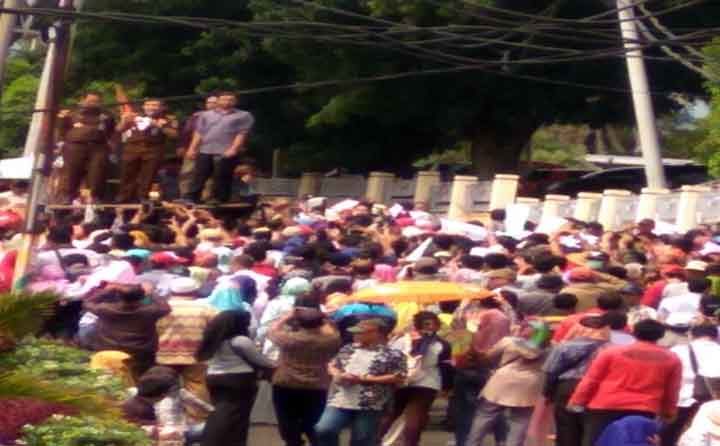 Demo Guru Honorer, Pemprov Lampung Diminta Cairkan Dana Bagi Hasil