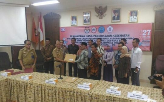 Dirut RSUAM Serahkan Hasil Tes Kesehatan Cagub-Cawagub dan Cabup-Cawabup ke KPU