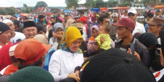 Jalan Sehat Bersama Arinal – Nunik, Ribuan Warga Padati Lapangan Fajarbulan