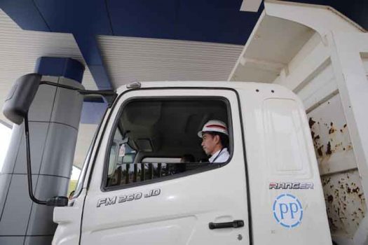 Resmikan Jalan Tol Bakauheni-Terbanggi Besar, Jokowi Jajal Naik Truk