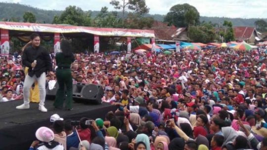 Nassar KDI Ajak Ribuan Warga Fajarbulan Nyanyikan Syair ‘Aku Sayang Arinal-Nunik’