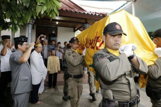 Sekdaprov Lampung dan Ny.Yustin Ficardo Pimpin Prosesi Pengantaran Jenazah Adeham