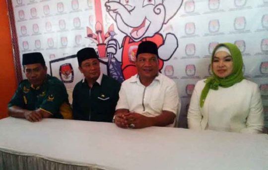 Pilbup Lampura, Berkas Pencalonan Aprozi Alam – Ice Suryana Penuhi Syarat