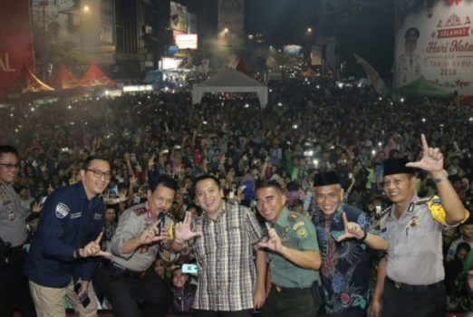 Malam Tahun Baru, Gubernur Ridho Sambangi Warga di Bundaran Tugu Adipura