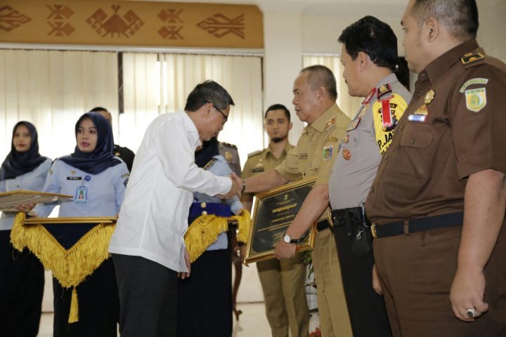 Gubernur Ridho Raih Penghargaan dari Kementrian Hukum dan HAM