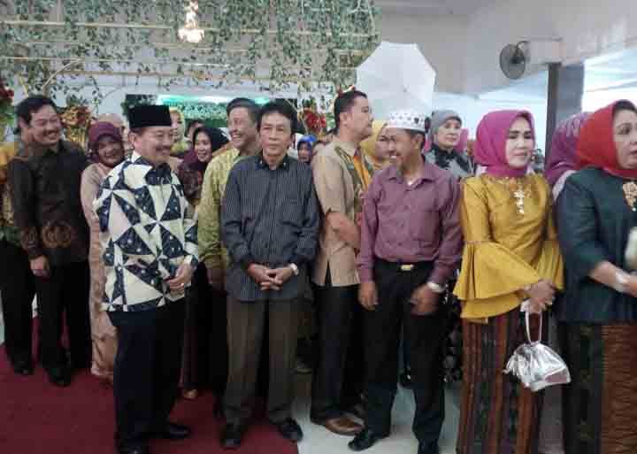 Ini Kata Warga Bandarlampung saat Melihat Herman HN Antre di Acara Resepsi Pengantin