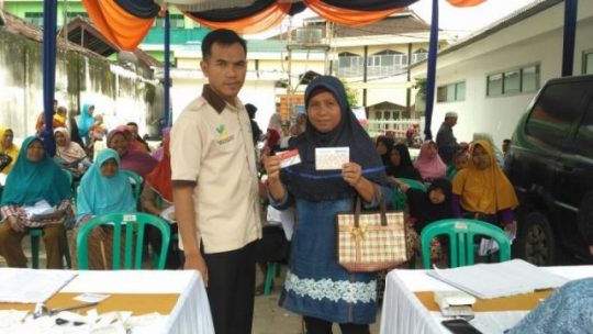 Pelaksana Program Keluarga Harapan Kota Metro Bagikan Buku Tabungan dan ATM