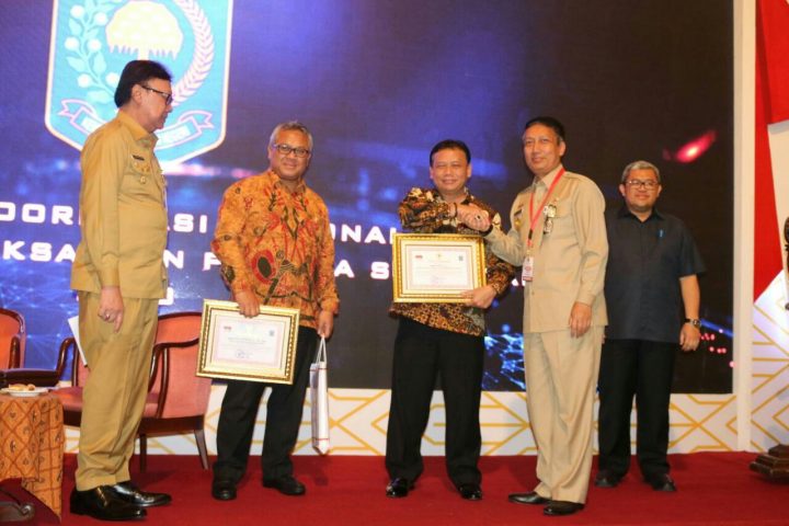 Rakernas Pilkada Serentak, Mendagri Daulat Pjs Gubernur Lampung Serahkan Cinderamata untuk KPU dan Bawaslu