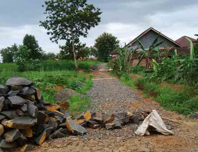 Warga Pertanyakan Dua Proyek Jalan yang Mangkrak di Kotaalam Kotabumi