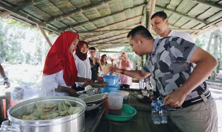 Nyantai di Pasar Kuliner Tahura Wan Abdul Rahman, Ridho Cicipi Aneka Jajan Tradisional