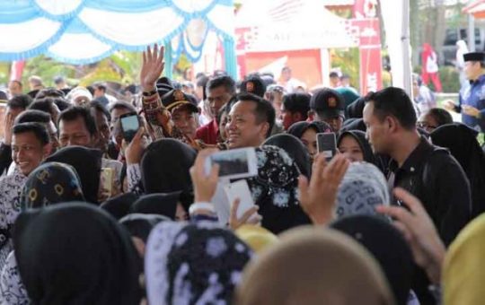 Tingkatkan Mutu Pendidik, Gubernur Ridho Berikan Insentif Guru Honor