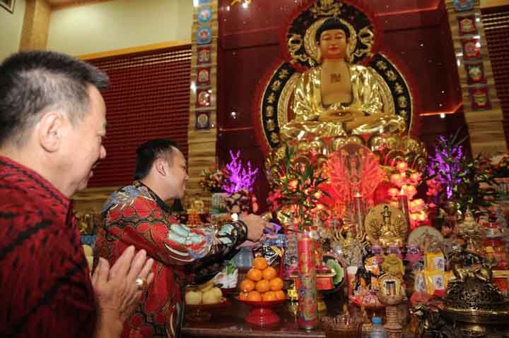 Ridho Ficardo Warnai Kemeriahan Tahun Baru Imlek di Empat Vihara