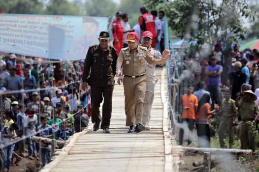 Gubernur Ridho Resmikan Jembatan Gantung di Braja Emas Lampung Timur