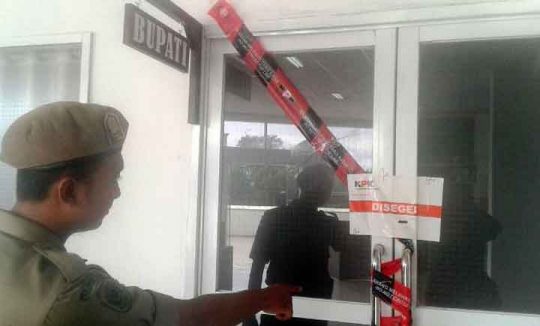 Terkait OTT KPK, Ruang Kerja Bupati dan Sekda Lamteng Disegel KPK