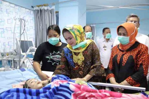 Ibu Bocah Penderita Gangguan Otak Menangis di Pelukan Ny. Yustin Ficardo