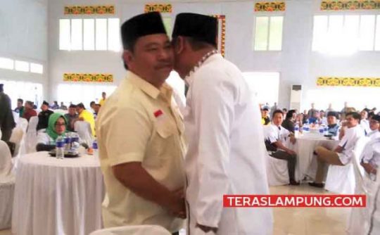 Momen Langka, Bupati Agung Berjabat Tangan dan Berpelukan dengan Mantan Bupati Zainal Abidin