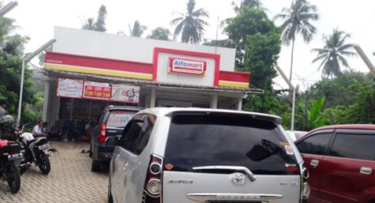 Mobil Kepala Kampung Wates Dibobol Pencuri di Alfamart Gunugsugih