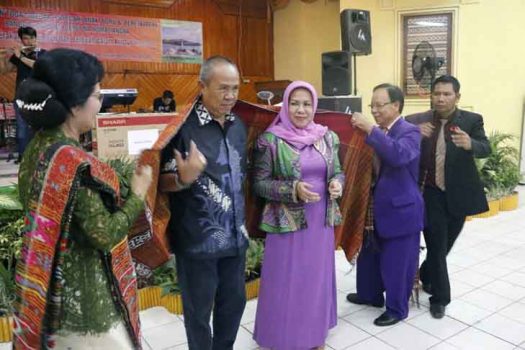 Wagub Bachtiar Basri Terima Penghargaan dari Keluarga Marga Batak Siregar