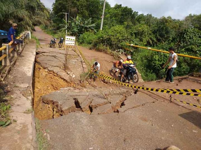Jembatan Desa Sidang Gunung Tua Ambrol, Warga Rawajitu Makin Susah