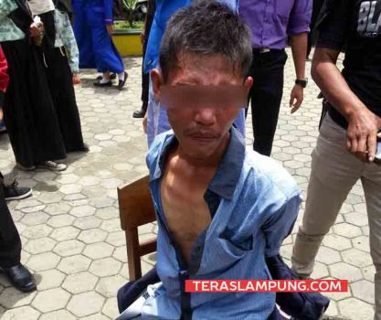 Curi Ponsel dan Coba Kabur Panjat Tembok Sekolah, Pria ini Bonyok Dihajar Massa