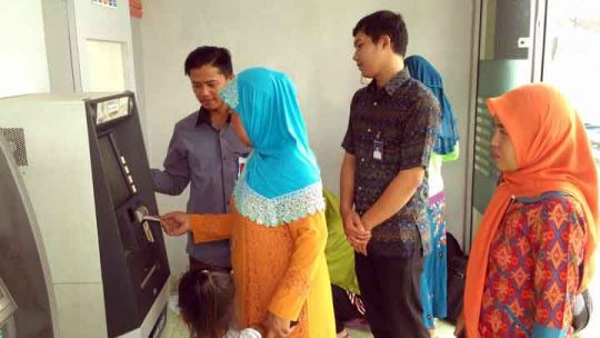 Pendamping Sosial PKH Kota Metro Lakukan Edukasi Pengambilan Bansos Nontunai