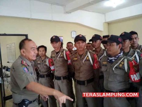 Pemkot Bandarlampung Kerahkan Anggota Pol PP untuk Bagikan E-KTP