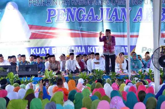 Ribuan Warga Lampung Utara Antusias Dengarkan Ceramah Ustaz Wijayanto