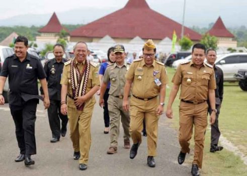 Wagub Bachtiar Basri Salurkan 15 Ton Beras Operasi Pasar di Pesawaran