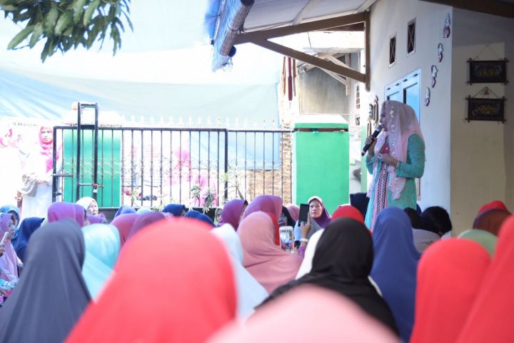 Kunjungan di Dua Kecamatan, Yustin Ajak Masyarakat Berjuang Bersama