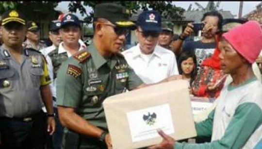 Dandim Lampung Timur Serahkan Bantuan untuk Korban Banjir