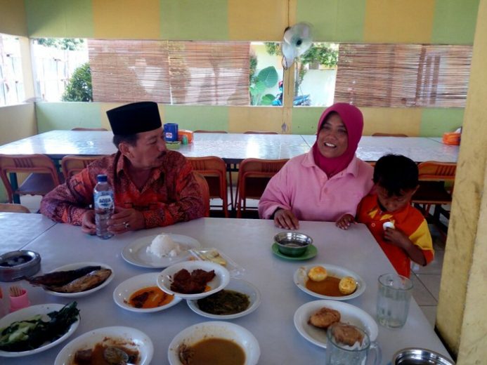 Herman HN Temui Pendukungnya di Rumah Makan di Bandar Mataram