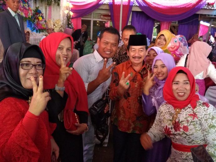 Di Pesta Pernikahan, Warga Negeri Sakti Berebut Foto Bersama Cagub Herman HN