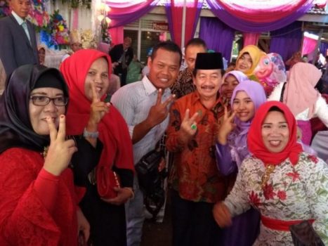Di Pesta Pernikahan, Warga Negeri Sakti Berebut Foto Bersama Cagub Herman HN