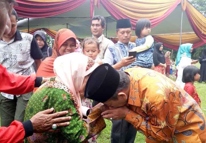 Masyarakat Kalirejo Minta Herman HN Perbaiki Jalan Rusak