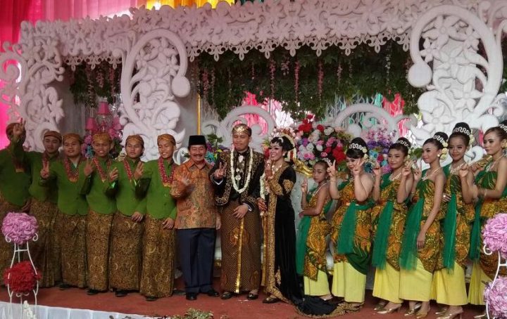 Herman HN Isi Akhir Pekan dengan Kondangan di Wiyono