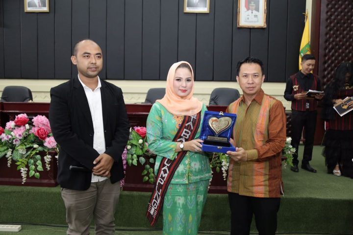 Yustin Ficardo Terima Penghargaan Tokoh Sosial Lampung