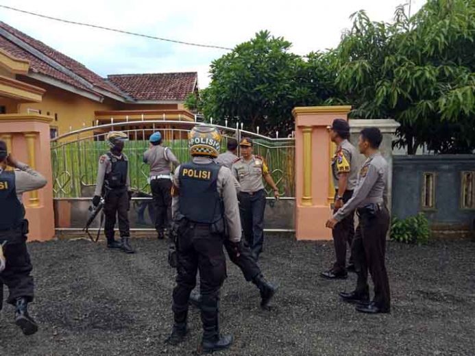 Kapolres Lampung Tengah, AKBP Slamet Wahyudi saat memimpin penangkapan pelaku penggelepan buruan Polda Metro jaya di rumah pelaku di Dusun Panggungan, Gunung Sugih, Lampung Tengah, Selasa (13/3/2018).