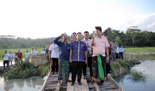 Ridho Ficardo Sapa Warga Desa Restu Buana yang Jadi Korban Banjir
