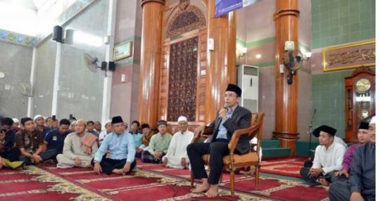 TGB Jadi Khatib dan Imam, Ridho Ficardo Shalat Jumat di Masjid Al Furqon