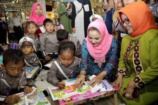 Yustin Ficardo: Mewarnai Rangsang Anak untuk Kembangkan Kreativitas