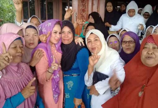 Ibu-Ibu PKK Terpesona Gaya Kepemimpinan Yustin Ficardo