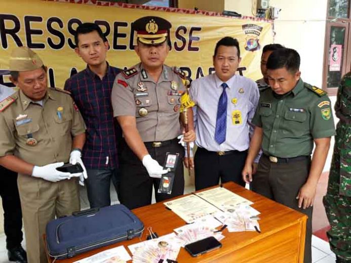Kapolres Lampung Barat, AKBP Tri Suhartanto menunjukkan barang bukti yang disita dari tersangka oknum mantan anggota DPRD Lampung Barat, Imronuddin (55) atas kasus dugaan pemerasan.
