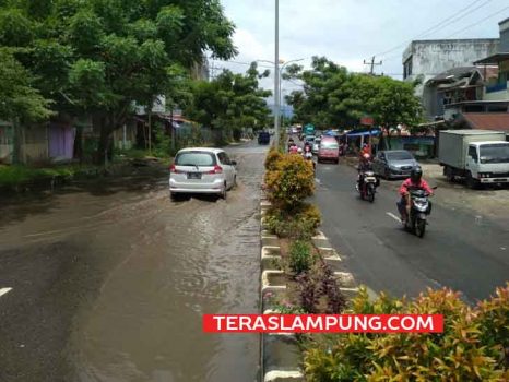 Hujan Semalam dan Drainase Mampat, Jalan Yos Sudarso Bandarlampung Dilanda Banjir
