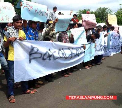Tolak Roling Pejabat Lampura, Ratusan Orang Demo di Kantor Pemkab