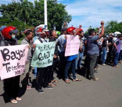 Tuntut Pembayaran Gaji, Puluhan Perangkat Desa Demo di Pemkab Lampura