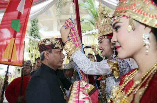 Paripurna HUT ke-54 Lampung, Pjs Gubernur Lampung Disambut Prosesi Adat