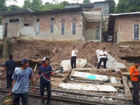 Ini Sikap Senator Andi Surya Terkait Robohnya Tembok PT KAI di Bandarlampung